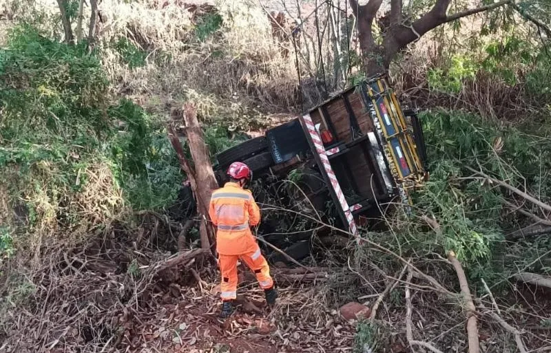 Gari fica ferido após acidente com caminhão de coleta de lixo em Uberlândia
