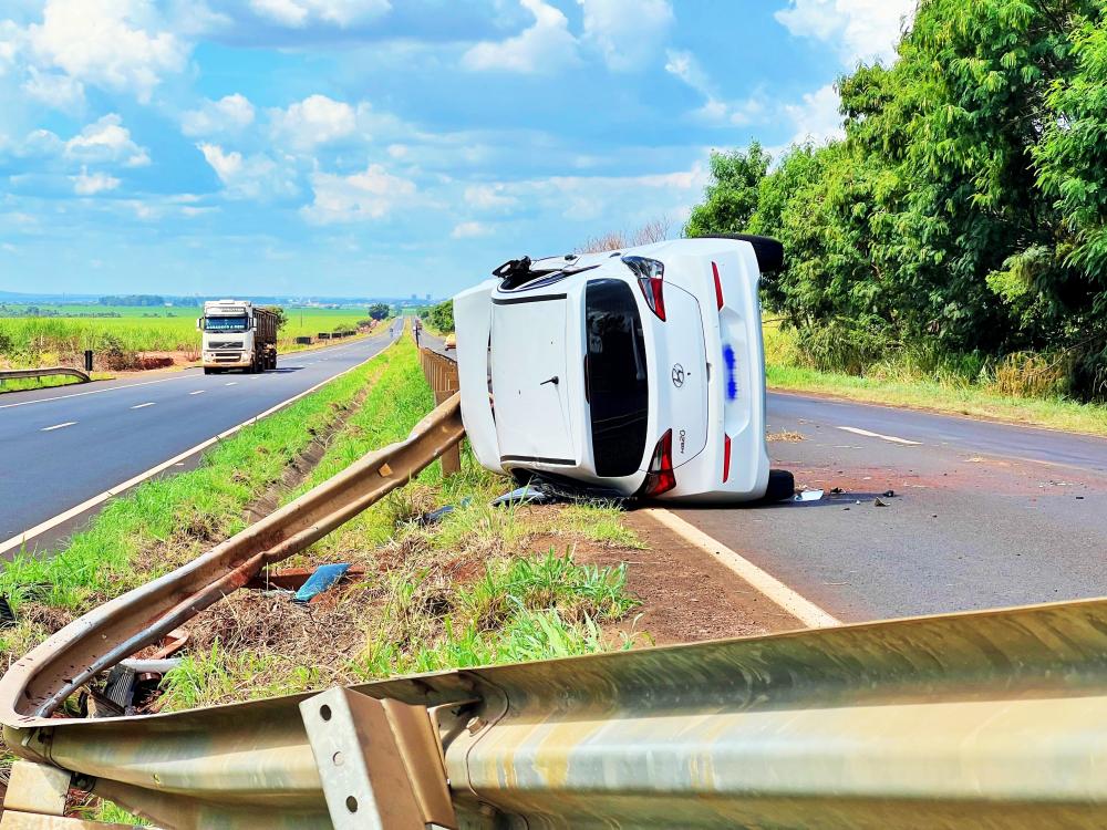 HB20 capotou na BR-262, após condutora perder o controle direciona - Foto: Neto Talmeli