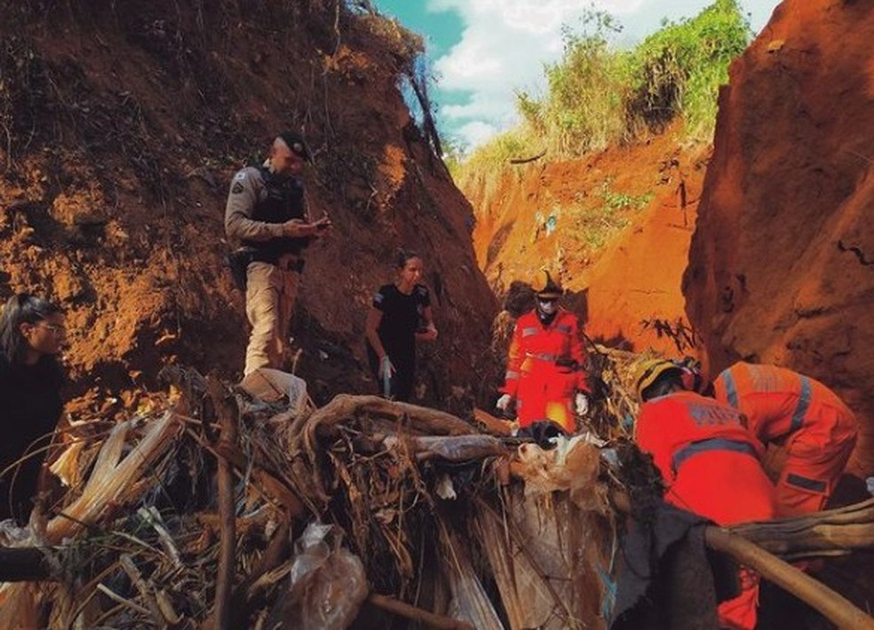Bombeiros recolhem corpo encontrado em vala no Bairro Santa Rosa em Uberlândia — Foto: Corpo de Bombeiros/Divulgação