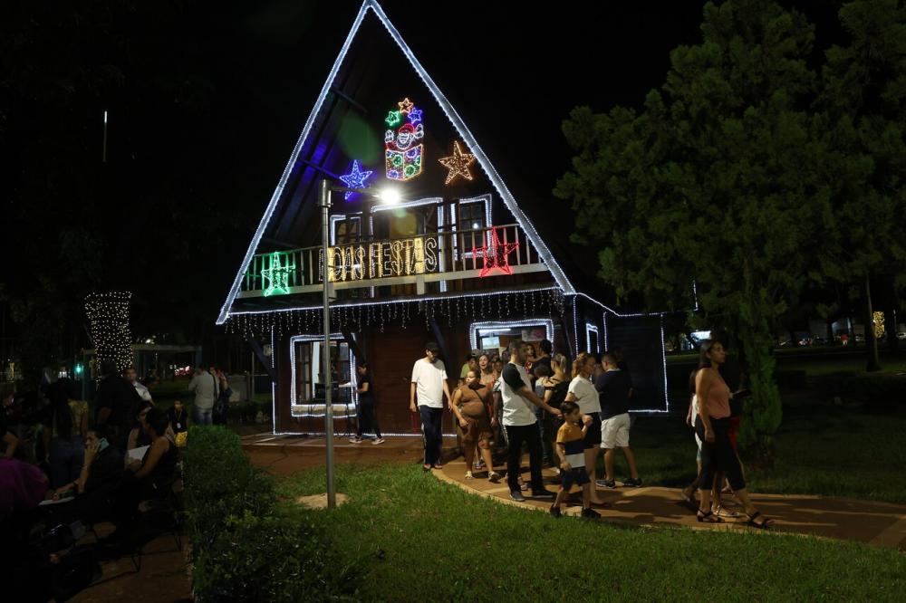 Inauguradas pelo prefeito Odelmo Leão no dia 7 de dezembro, ornamentações permanecerão enfeitando a cidade até o dia 6 de janeiro de 2024
