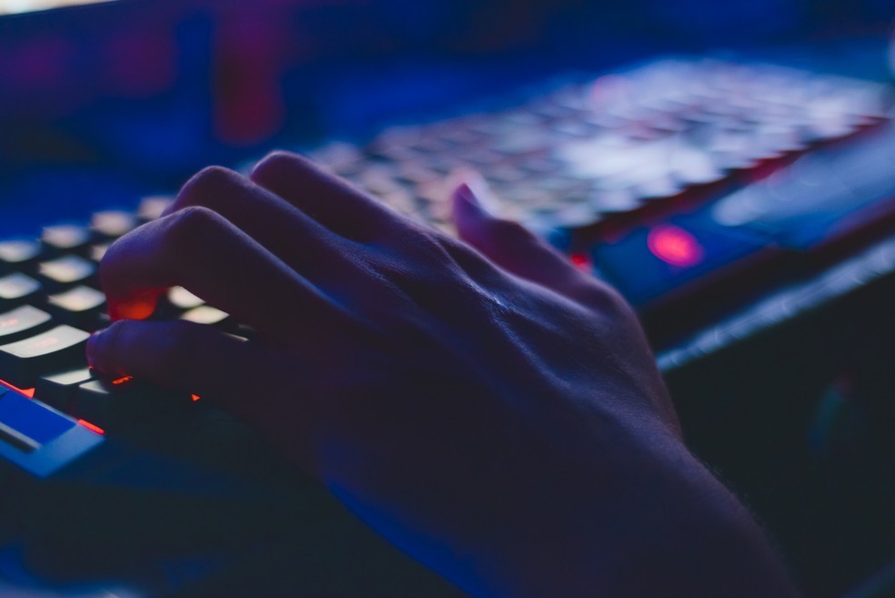 Digitação no teclado de computador — Foto: Soumil Kumar/Pexels