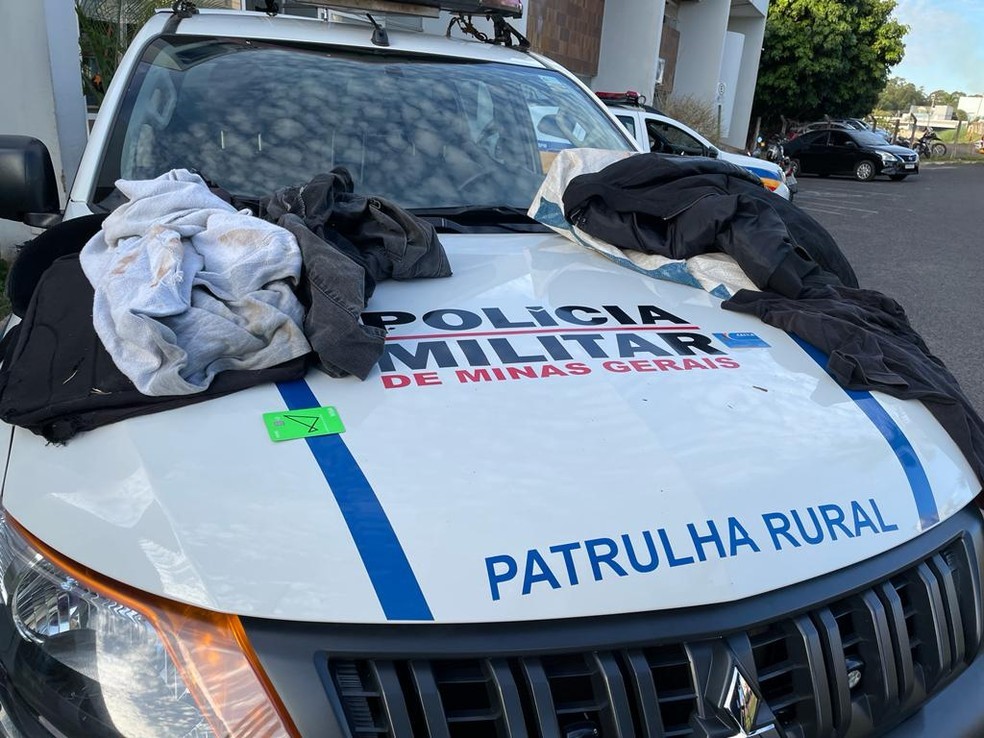 Roupas e cartão apreendidos com dupla suspeita de matar homem de 46 anos no Bairro Laranjeiras em Uberlândia 13/06/2022 — Foto: Leonardo Patrus/g1