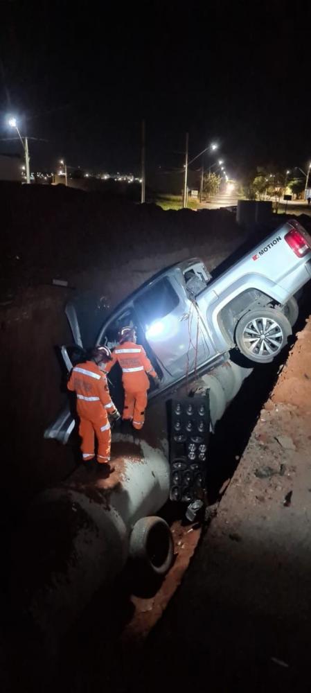 Caminhonete cai em cratera no Anel Viário Sul em Uberlândia; motorista embriagado. — Foto: Corpo de Bombeiros