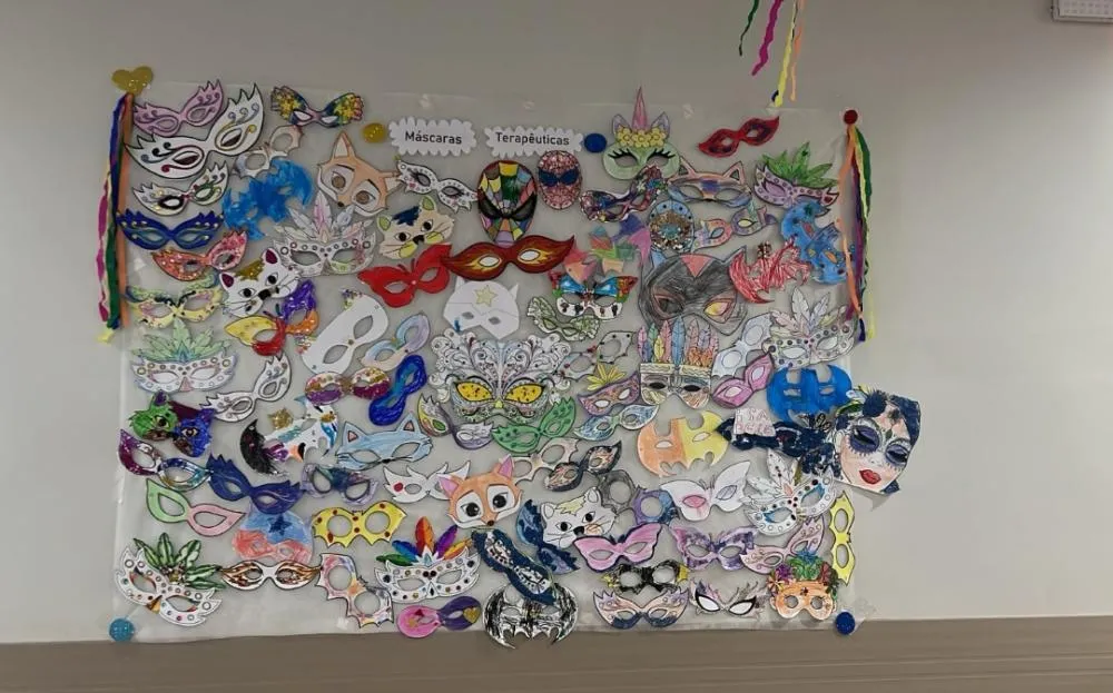 Mural com os trabalhos realizados na Clínica Medicina Preventiva Sete Colinas da Hapvida, em Uberaba-MG