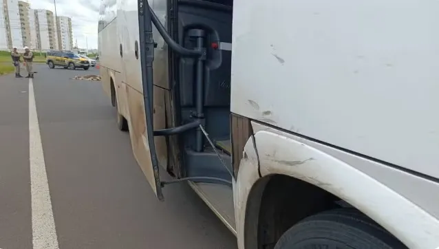 Motociclista bateu contra micro ônibus ao acessar Anel Viário de Uberlândia Foto Érico Gabriel TV Integração
