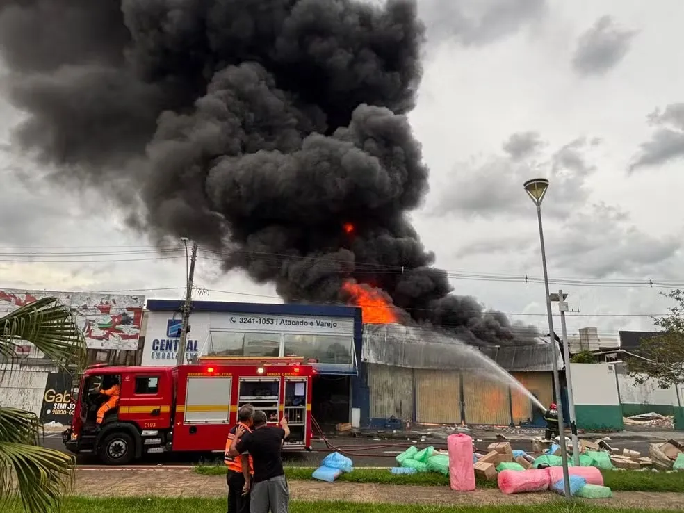 Fumaça foi vista por moradores que acionaram o Corpo de Bombeiros — Foto: Reprodução/Luis Muilla