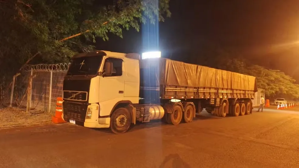 Carga estava com 45 toneladas de soja — Foto: Polícia Rodoviária Federal (PRF)