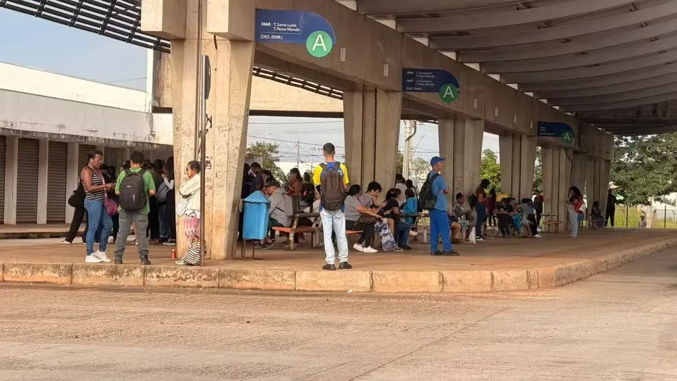 Passageiros aguardando ônibus na manhã de segunda-feira (9) no Terminal Novo Mundo — Foto: Arcênio Corrêa/TV Integração