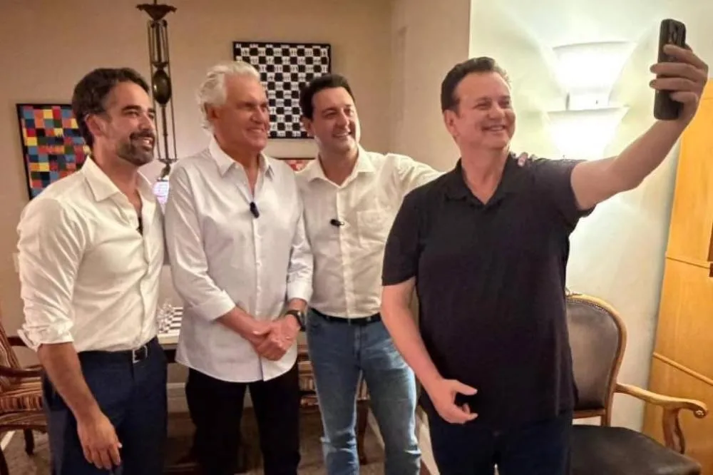Os governadores Eduardo Leite, Ronaldo Caiado e Ratinho Junior posam para foto com Gilberto Kassab, presidente do PSD - Foto: Reprodução do Instagram de Gilberto Kassab