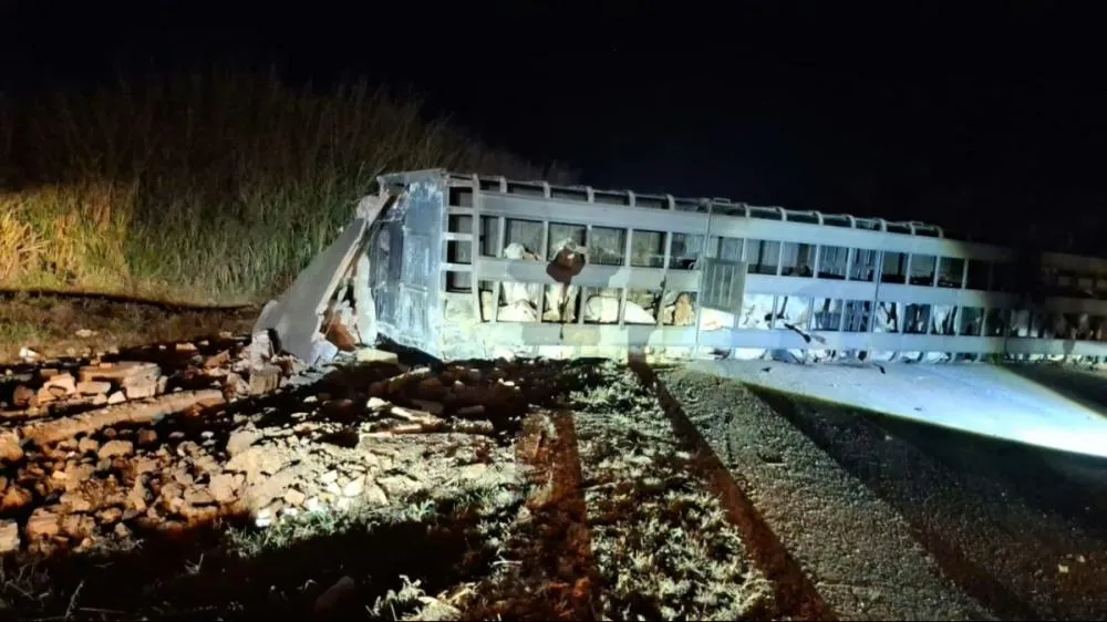 Carreta tomba e destrói guarita na BR-365