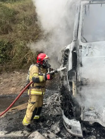 Incêndio destrói parte de carreta com porcelanato na BR-050 e mobiliza grande operação dos bombeiros