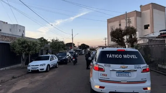 Operação da Polícia Federal prende casal suspeito de tráfico e corrupção de menor em Uberlândia