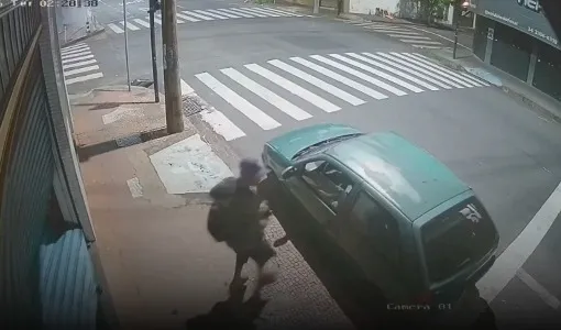 Criminosos usam carro para arrombar ferragista e furtam máquinas em Uberlândia